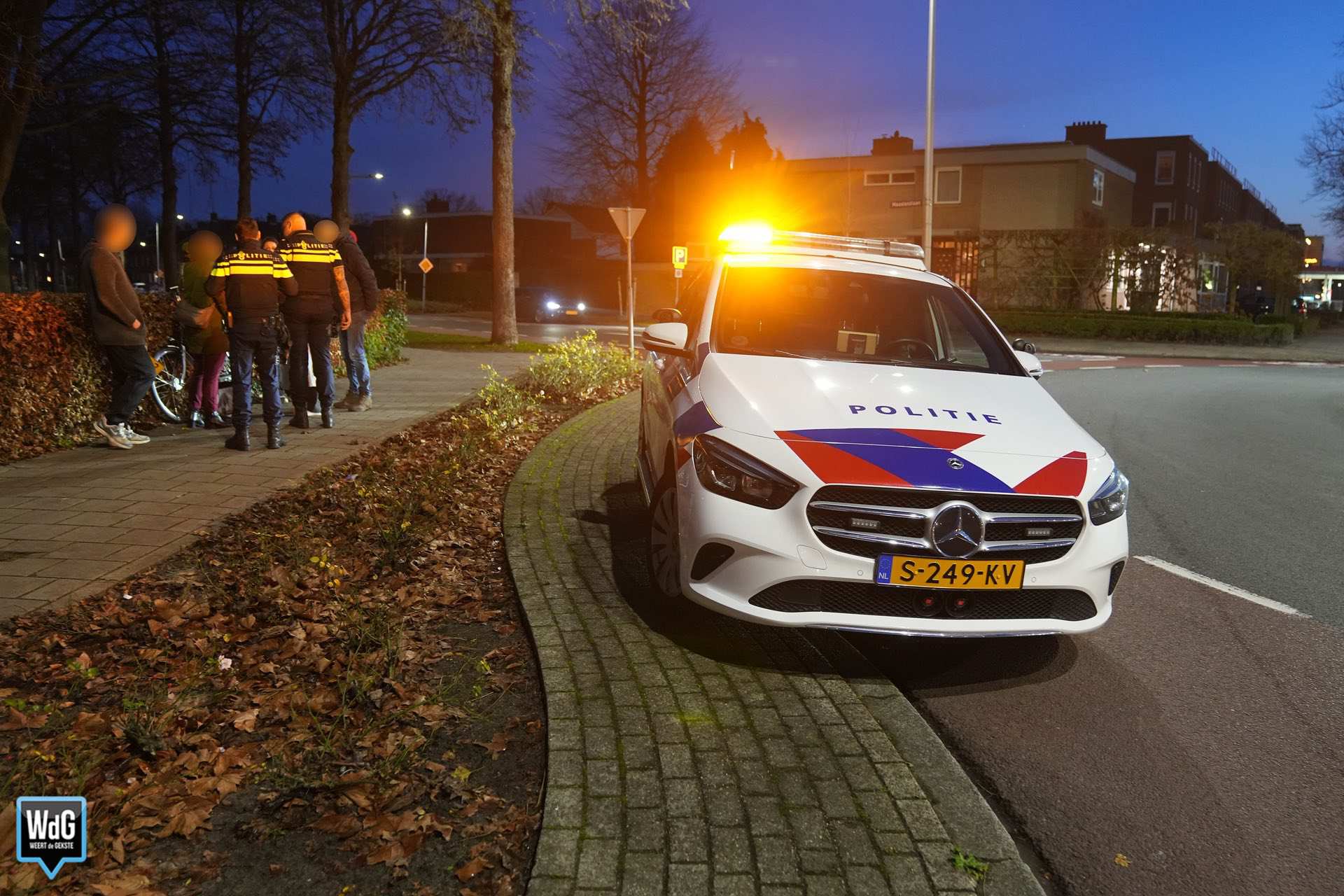Auto botst met fietsster op rotonde Graafschap Hornelaan