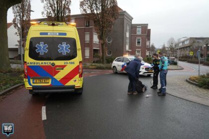 Auto rijdt door na botsing met fietser op rotonde Kerkstraat