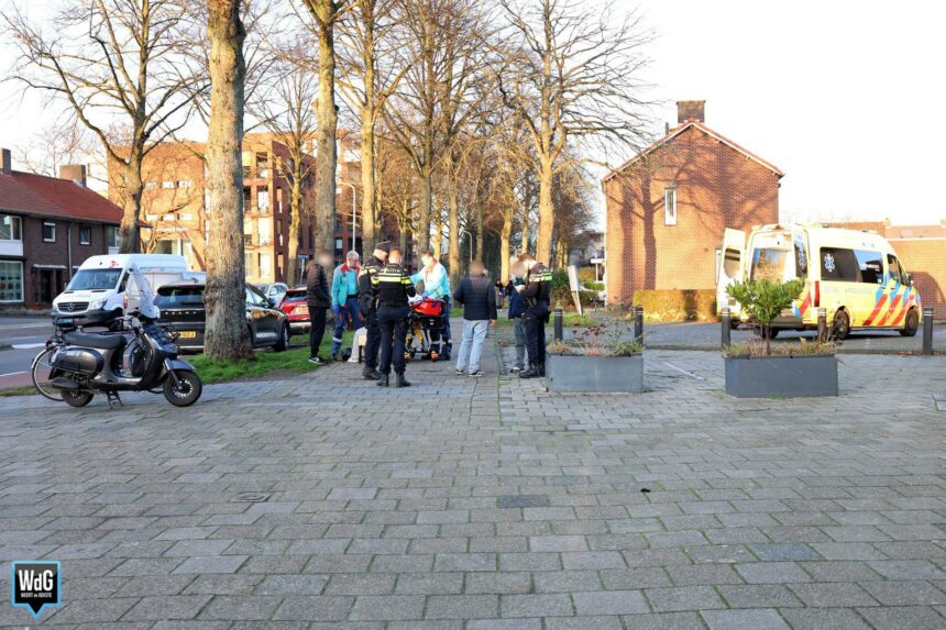 Bestuurster scooter ten val op rotonde Maaspoort