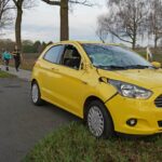 Auto rijdt achterop vuilniswagen op Roermondseweg