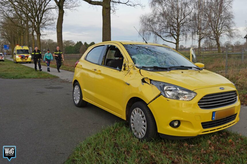 Auto rijdt achterop vuilniswagen op Roermondseweg