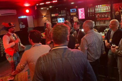 Gezellig weerzien oud-adjudanten Rogstaekers in café ’t Kruuënke