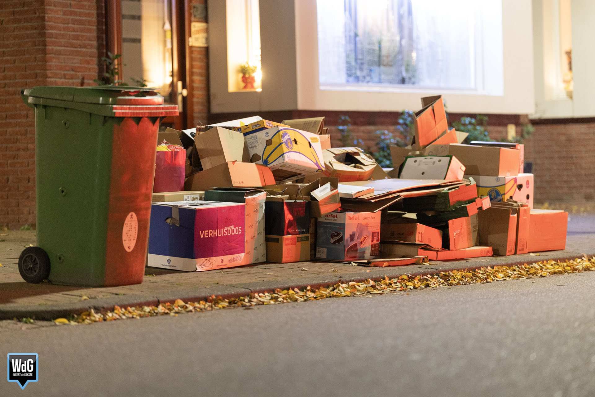 Duobak met daarnaast oud papier