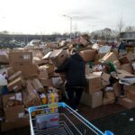 Metershoge papierstapel op Leuken door volle vuilniswagen