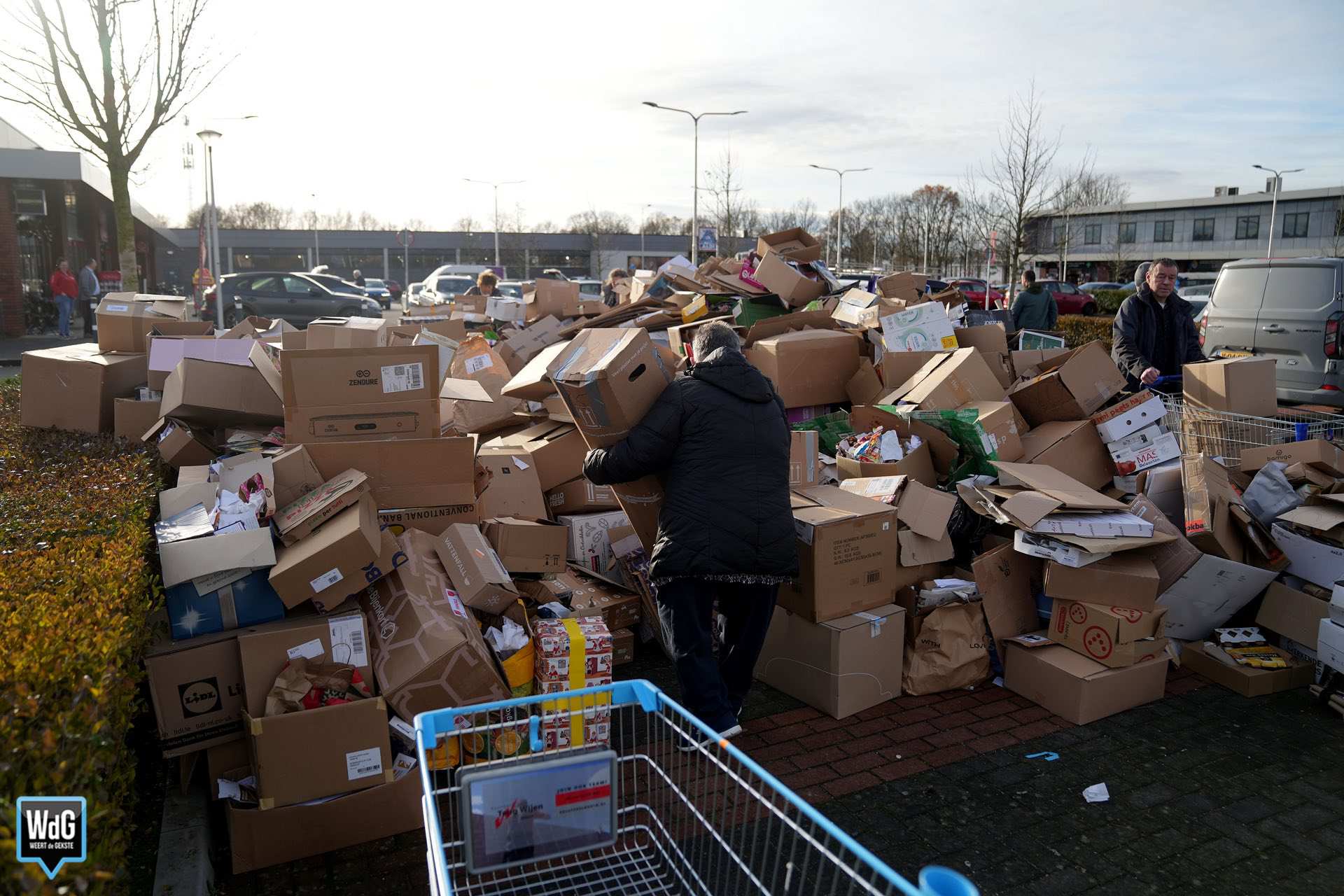 Metershoge papierstapel op Leuken door volle vuilniswagen