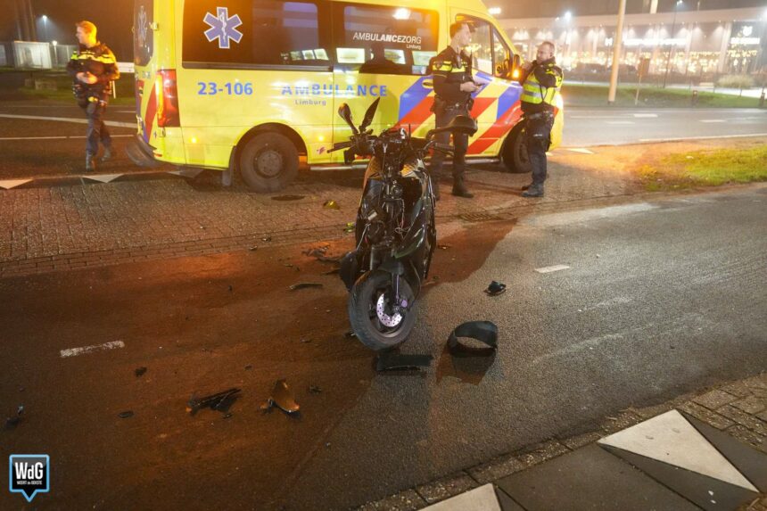 Scooterrijder naar ziekenhuis na botsing in Nederweert