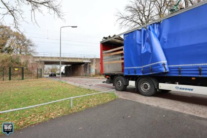 Vrachtwagen beschadigd na botsing tegen spoorviaduct