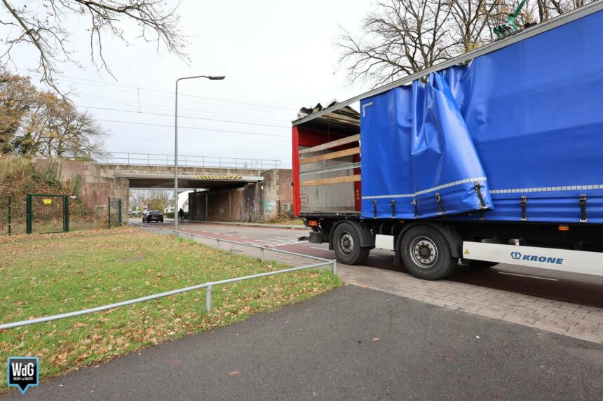 Vrachtwagen beschadigd na botsing tegen spoorviaduct