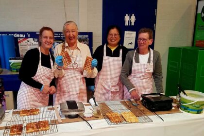 Wafelbakactie Rode Kruis Weert brengt mensen samen