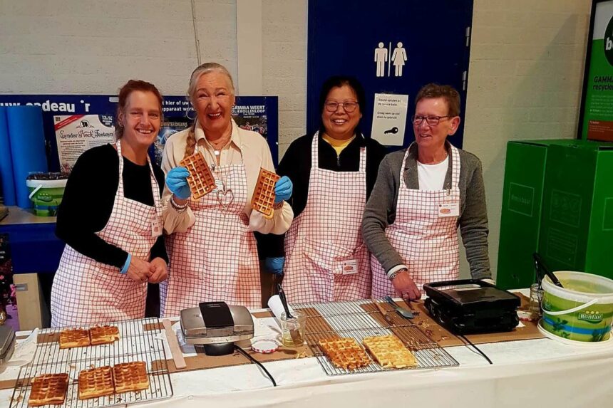 Wafelbakactie Rode Kruis Weert brengt mensen samen