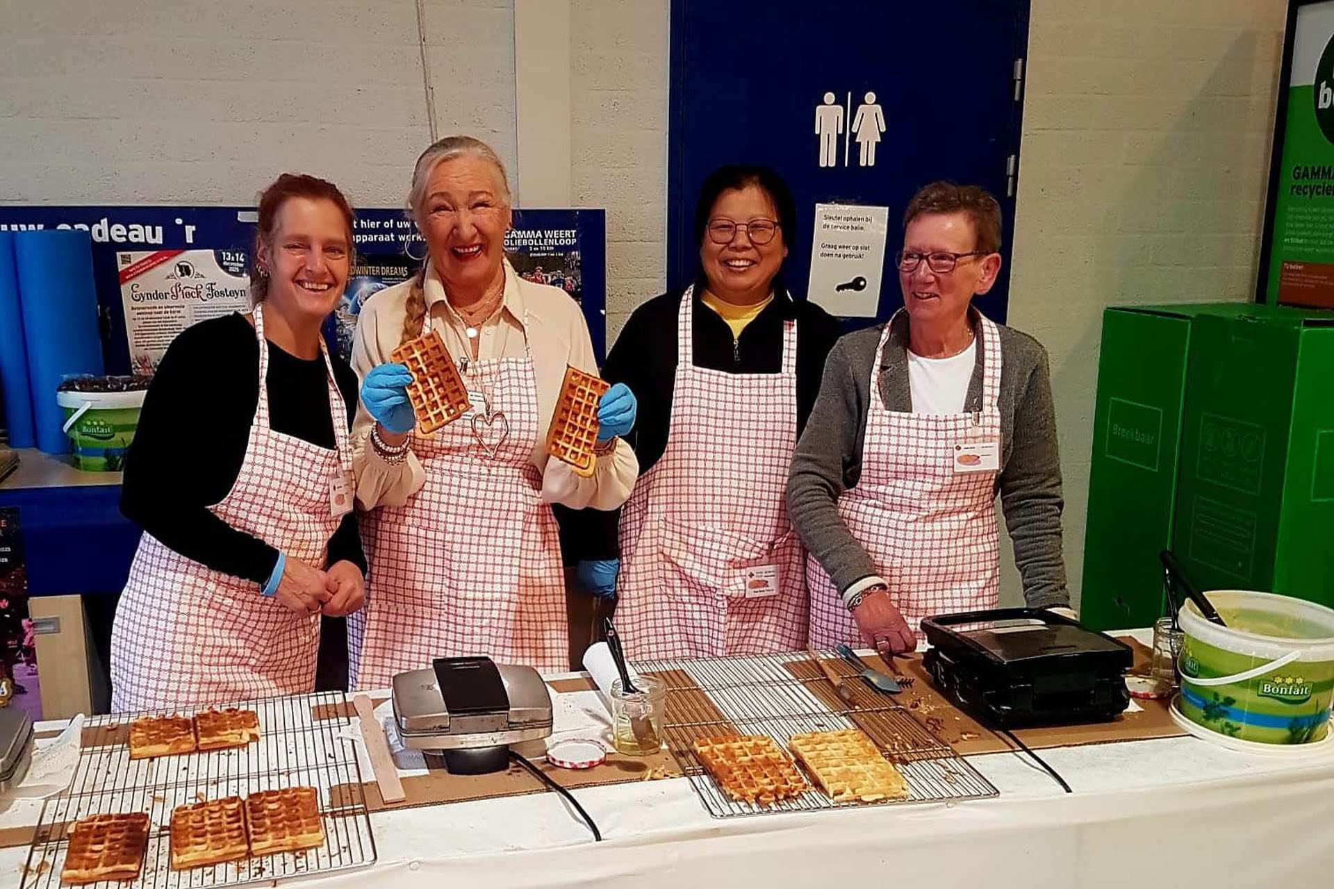 Wafelbakactie Rode Kruis Weert brengt mensen samen