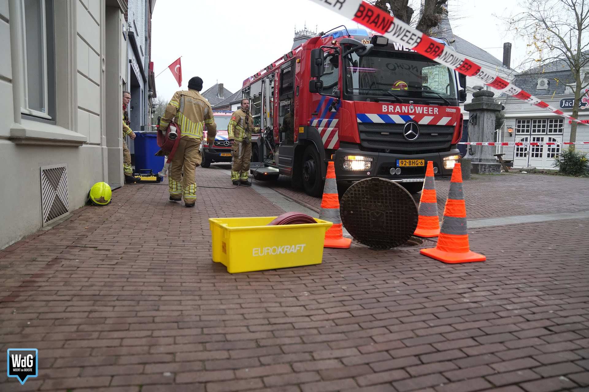 Brandweer pompt ondergelopen kelder leeg in Hoogstraat