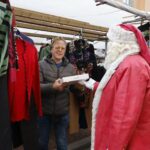 Kerstman verrast marktkooplieden op weekmarkt in Weert