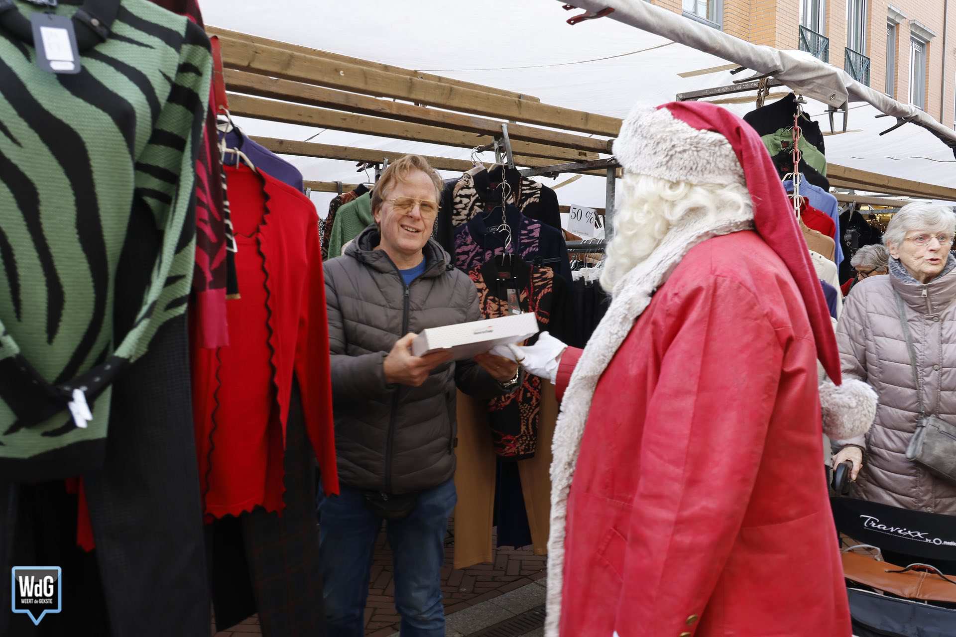 Kerstman verrast marktkooplieden op weekmarkt in Weert