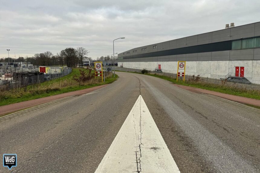 Witvennenveld waar gemotoriseerd verkeer en fietsers samenkomen