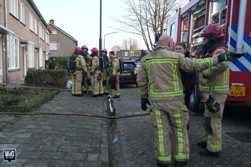Brandweer redt vrouw uit brandende woning in Budel