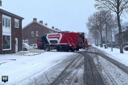 Inzameling afval in Weert tijdens winterse omstandigheden