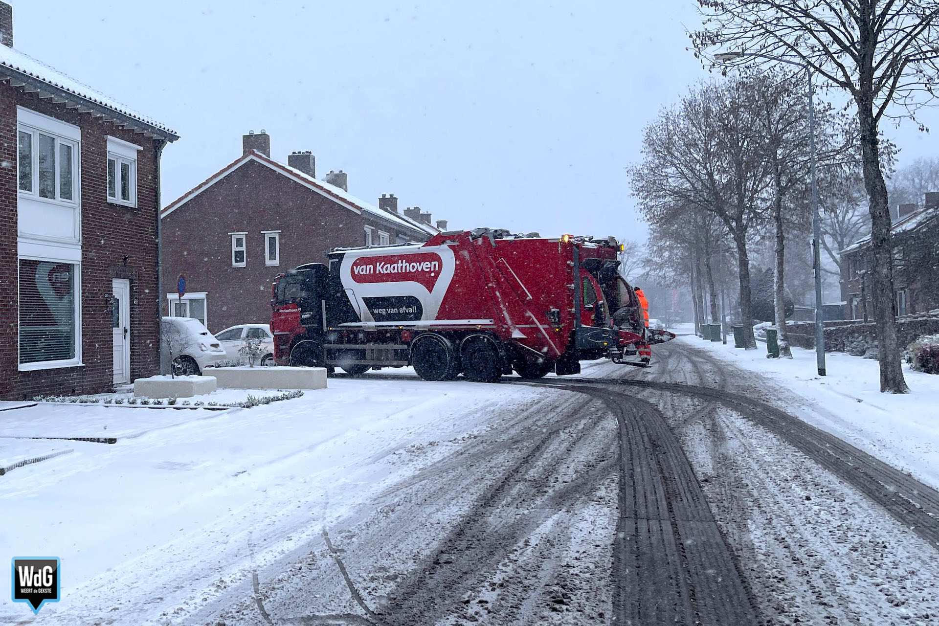 Inzameling afval in Weert tijdens winterse omstandigheden