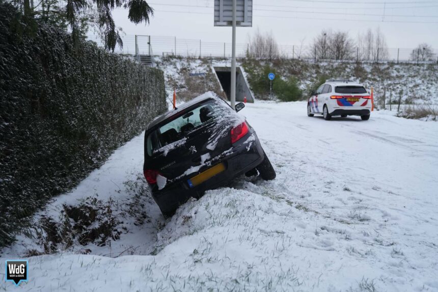 Auto belandt in sloot op Achterste Singel