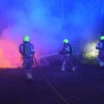 Brandweer blust brand in coniferenhaag aan Achtkantmolen