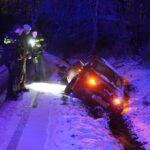 Auto belandt in sloot naast Gebleekstesteeg