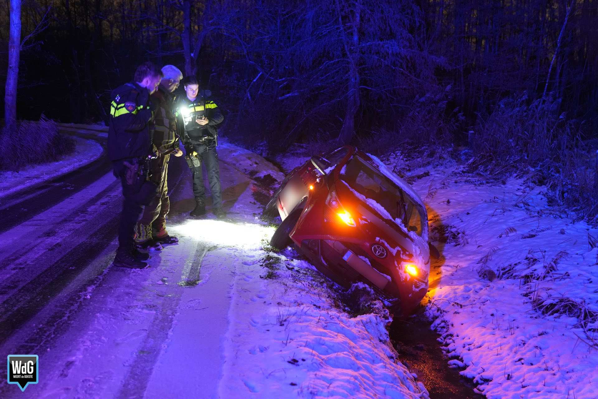 Auto belandt in sloot naast Gebleekstesteeg