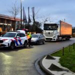 Auto en vrachtwagen botsen op Randweg Zuid in Nederweert