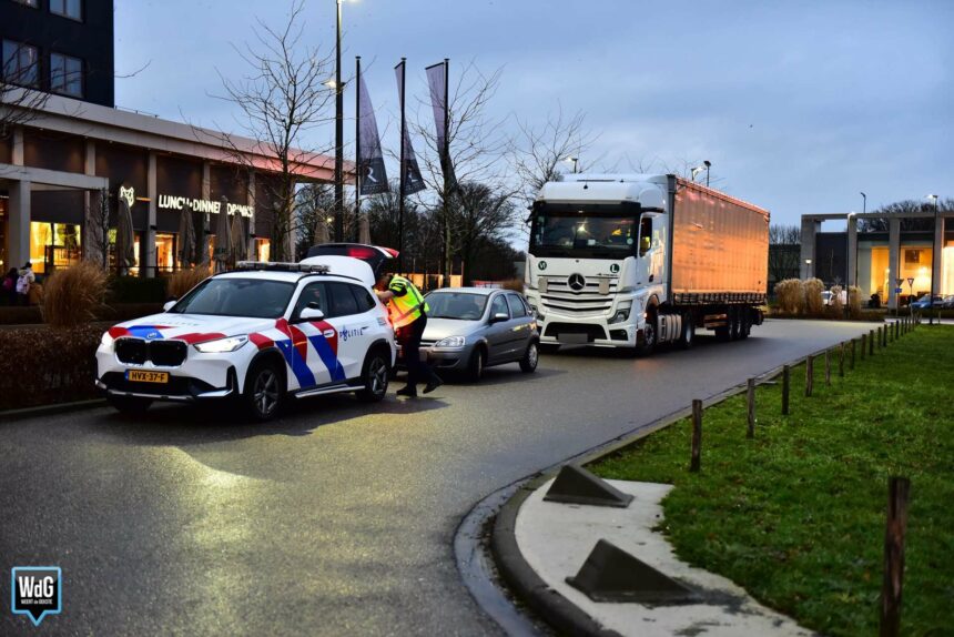 Auto en vrachtwagen botsen op Randweg Zuid in Nederweert