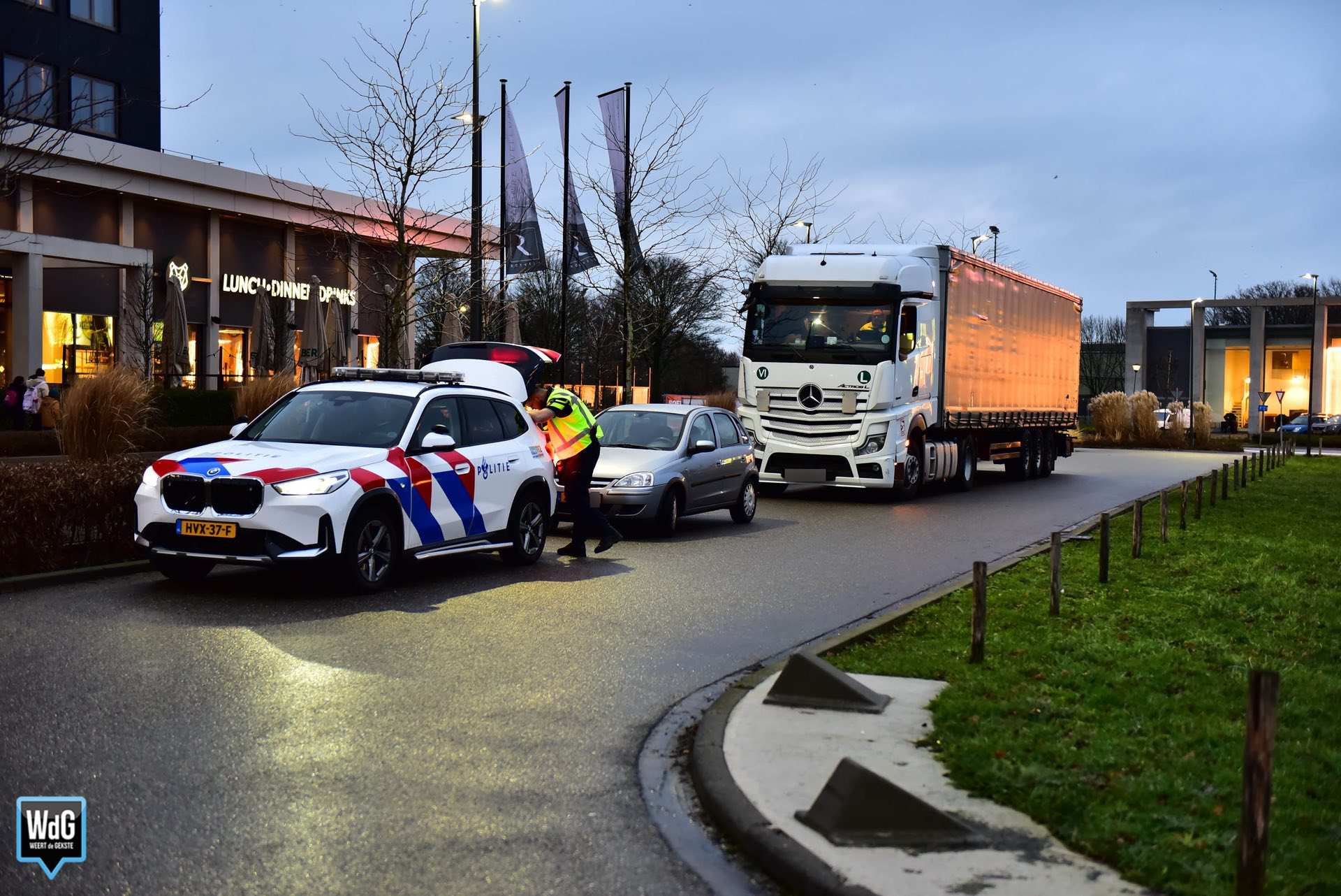 Auto en vrachtwagen botsen op Randweg Zuid in Nederweert