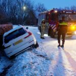 Auto belandt in sloot Sint Donatuskapelstraat
