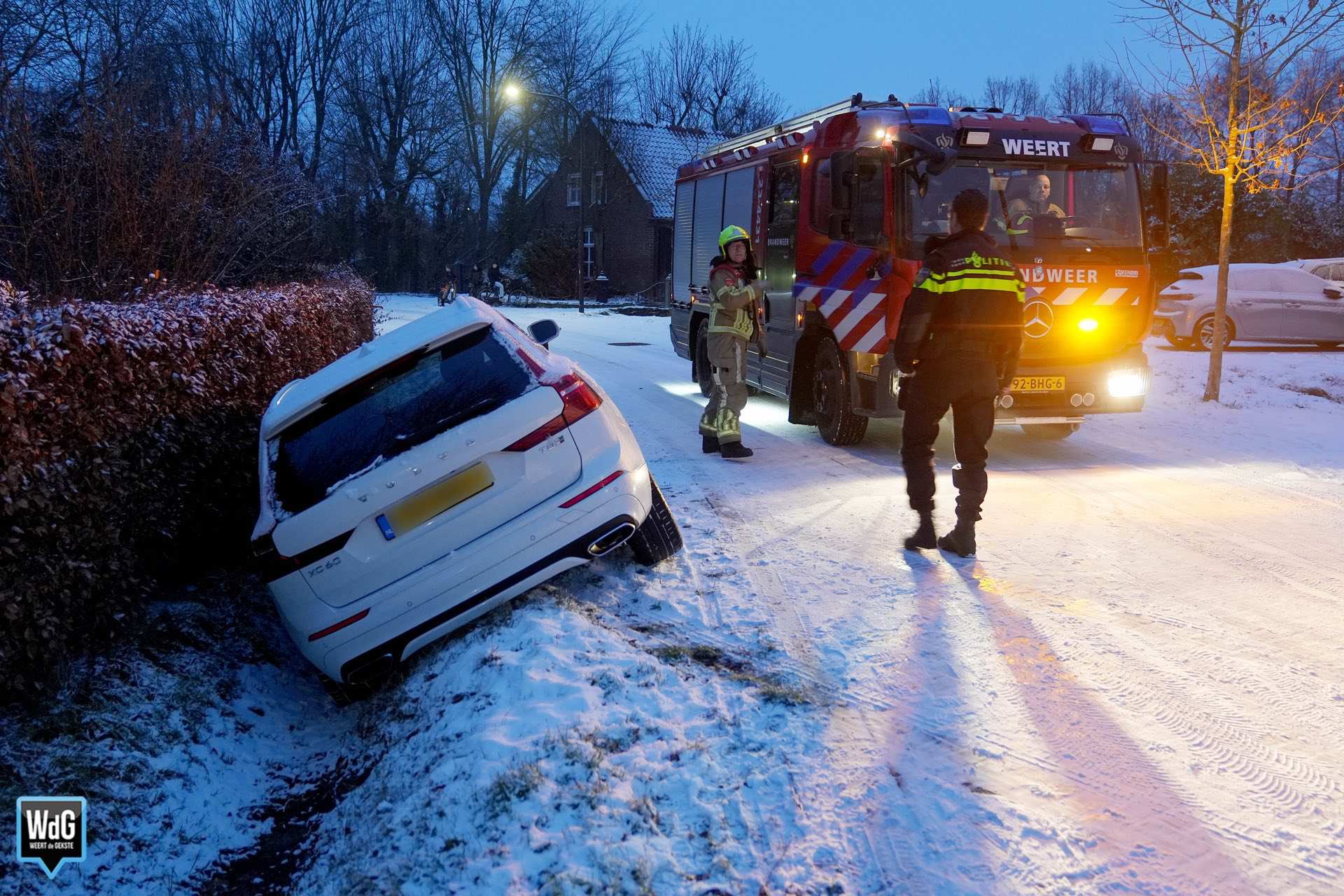 Auto belandt in sloot Sint Donatuskapelstraat
