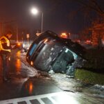 Rolstoeltaxi op zijkant in greppel na botsing in Baexem