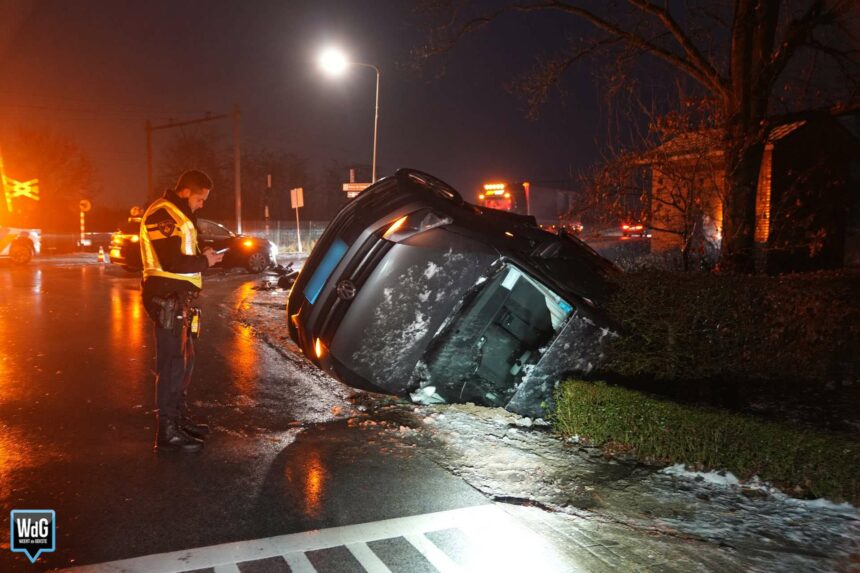 Rolstoeltaxi op zijkant in greppel na botsing in Baexem