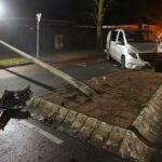Bestuurder zonder rijbewijs botst tegen lantaarnpaal
