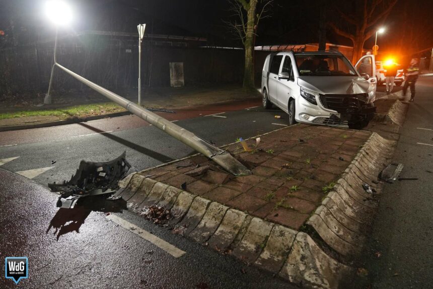 Bestuurder zonder rijbewijs botst tegen lantaarnpaal