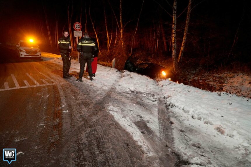 Auto glijdt de sloot in op Herenvennenweg