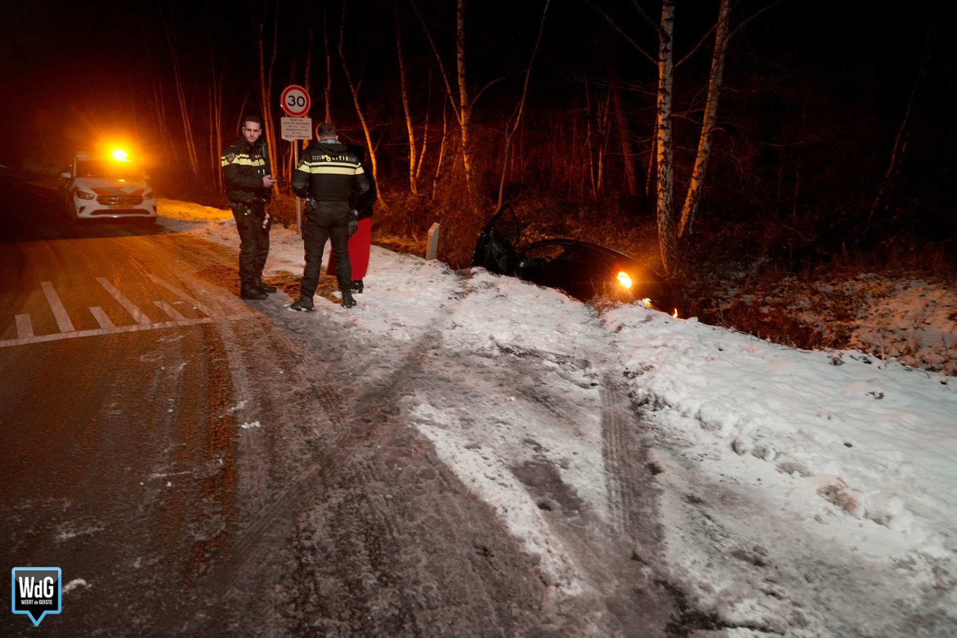 Auto glijdt de sloot in op Herenvennenweg