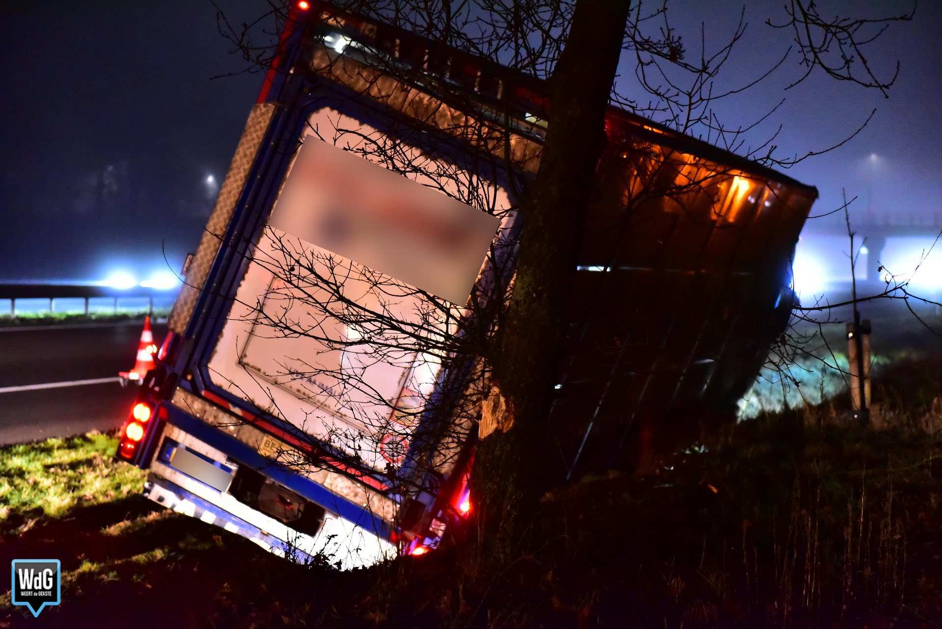 Vrachtwagen met geiten belandt in greppel naast A2 in Weert