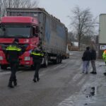 Vrachtwagen botst tegen spoorviaduct Suffolkweg Zuid