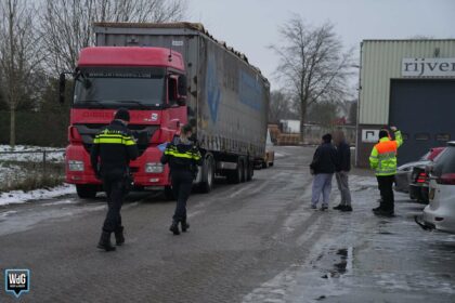 Vrachtwagen botst tegen spoorviaduct Suffolkweg Zuid