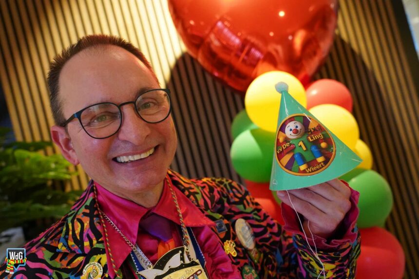 4 x 11 jaar V.V. De Einling: Nick geniet als publiek lacht om zijn creatie