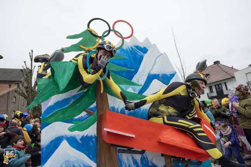 Kleurrijke Grote Rogstaekersoptocht in beeld