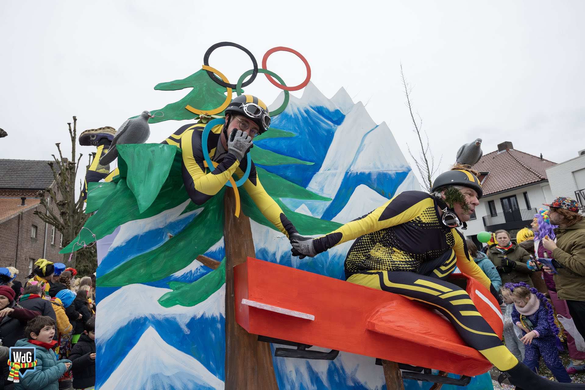 Kleurrijke Grote Rogstaekersoptocht in beeld