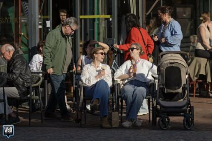 Lachende gezichten in Weert door zachte winterdag