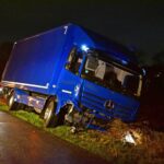Veel schade na botsing tussen auto en vrachtwagen in Leveroy