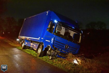 Veel schade na botsing tussen auto en vrachtwagen in Leveroy