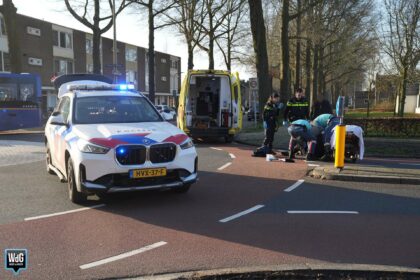 Fietser gewond na aanrijding op rotonde Maaslandlaan
