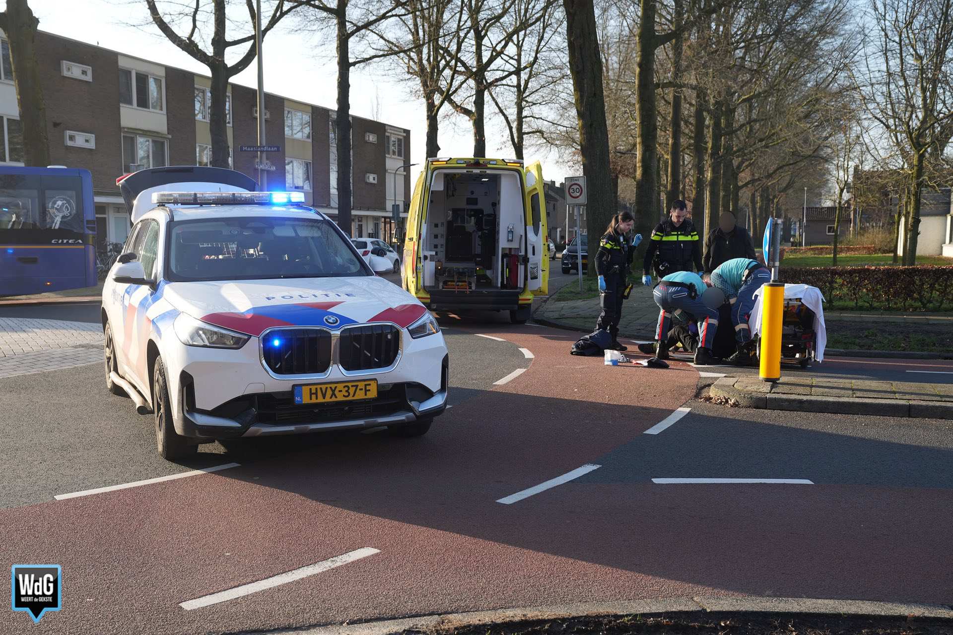Fietser gewond na aanrijding op rotonde Maaslandlaan