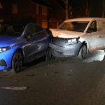 Bestelauto botst tegen geparkeerde auto in Maarheeze