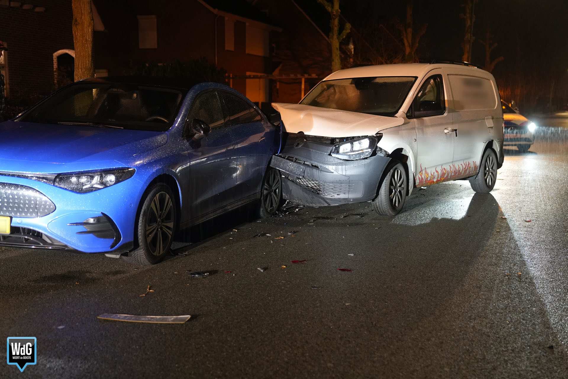 Bestelauto botst tegen geparkeerde auto in Maarheeze